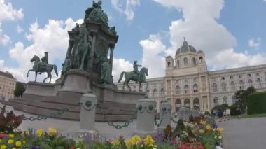 Viyana, Avusturya - 5 Haziran 2022. 4K yavaş çekim Hofburg ve schonnbrunn, Wien, Viyana Avusturya. Bulutlu turizm gününde bulutlu mavi gökyüzü. Akşam ve tarihi binalar.