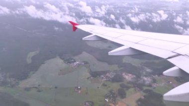 Uçak uçuşu. Bulutların üzerinde uçan bir uçağın kanatları. Gün batımı ve gündoğumu gökyüzü. Uçağın penceresinden bak. Uçak, uçak. Hava yoluyla seyahat etmek. 4K UHD video