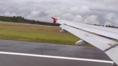 Uçak uçuşu. Bulutların üzerinde uçan bir uçağın kanatları. Gün batımı ve gündoğumu gökyüzü. Uçağın penceresinden bak. Uçak, uçak. Hava yoluyla seyahat etmek. 4K UHD video