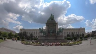 Viyana, Avusturya - 5 Haziran 2022. 4K yavaş çekim Hofburg ve schonnbrunn, Wien, Viyana Avusturya. Bulutlu turizm gününde bulutlu mavi gökyüzü. Akşam ve tarihi binalar.