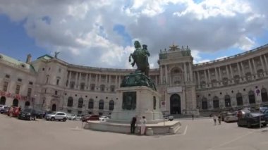 Viyana, Avusturya - 5 Haziran 2022. 4K yavaş çekim Hofburg ve schonnbrunn, Wien, Viyana Avusturya. Bulutlu turizm gününde bulutlu mavi gökyüzü. Akşam ve tarihi binalar.