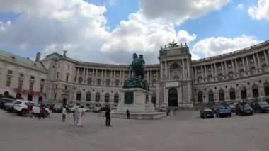 Viyana, Avusturya - 5 Haziran 2022. 4K yavaş çekim Hofburg ve schonnbrunn, Wien, Viyana Avusturya. Bulutlu turizm gününde bulutlu mavi gökyüzü. Akşam ve tarihi binalar.