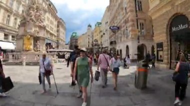 Viyana, Avusturya - 5 Haziran 2022. 4K yavaş çekim Hofburg ve schonnbrunn, Wien, Viyana Avusturya. Bulutlu turizm gününde bulutlu mavi gökyüzü. Akşam ve tarihi binalar.