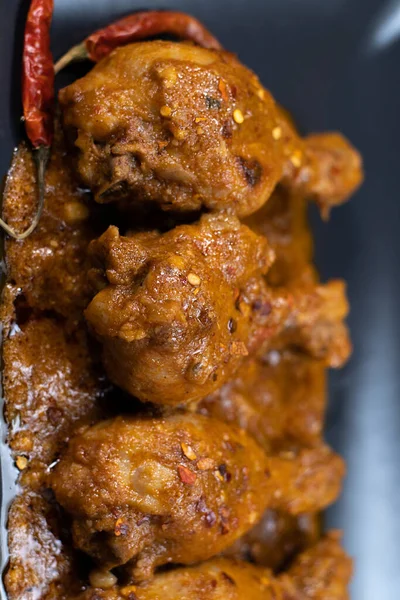 Hint usulü körili tavuk, Hint usulü körili, geleneksel hindistan cevizli ve siyah seramik bir kap içinde sıralanmış. Kopyalama arkaplanı, izole.