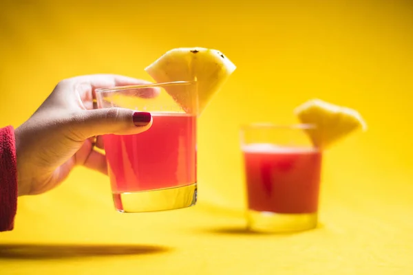 Woman Holding Pineapple Juice Glass Closeup Sliced Fruit Spash Dripping — Fotografia de Stock