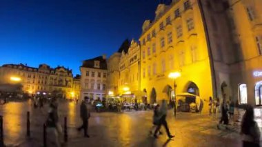 Prag, Çek Cumhuriyeti - 2 Haziran 2022. Gece vakti. Prag 'daki büyülü eski kasaba meydanının aydınlatılması. Leydi Tyn Kilisesi..