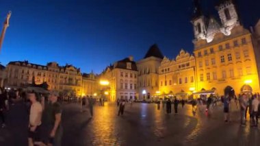 Prag, Çek Cumhuriyeti - 2 Haziran 2022. Gece vakti. Prag 'daki büyülü eski kasaba meydanının aydınlatılması. Leydi Tyn Kilisesi..