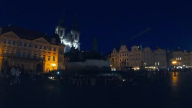 Prag, Çek Cumhuriyeti - 2 Haziran 2022. Gece vakti. Prag 'daki büyülü eski kasaba meydanının aydınlatılması. Leydi Tyn Kilisesi..