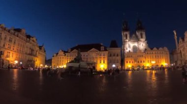 Prag, Çek Cumhuriyeti - 2 Haziran 2022. Gece vakti. Prag 'daki büyülü eski kasaba meydanının aydınlatılması. Leydi Tyn Kilisesi..