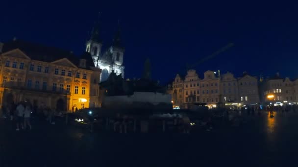 チェコ共和国プラハ 2022年6月2日 夜の時間 4Kは プラハの魔法の旧市街広場のイルミネーションをタイムラプスします — ストック動画
