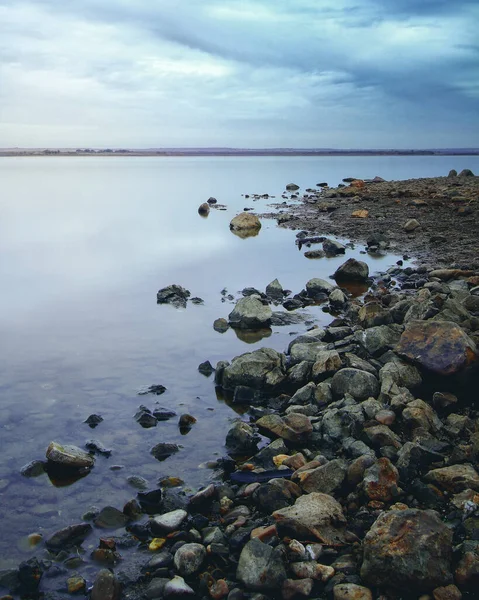 Ein Stausee Mit Einem Bewölkten Tag Dem Nasse Steine Ufer — Stockfoto