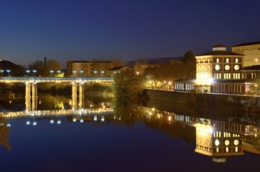 üzerinde nehir ebro alacakaranlıkta