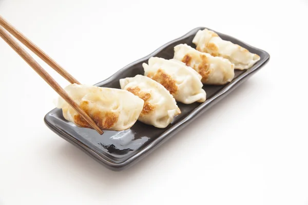 Dumplings japoneses com pauzinhos — Fotografia de Stock