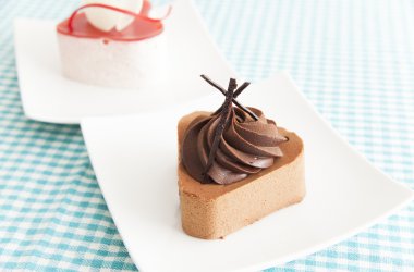 Beyaz çanak üzerinde güzel çikolatalı kek