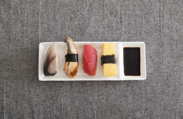 Japanisches Sushi -- Ei, Thunfisch, Aal, Schwertfisch — Stockfoto