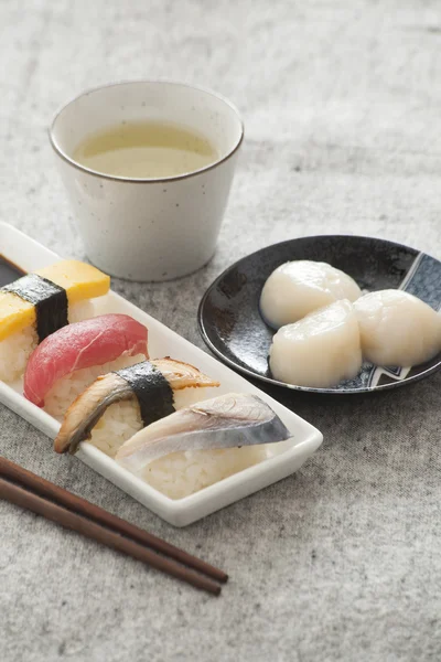 Japanisches Sushi und Sashimi -- Ei, Thunfisch, Aal, Schwertfisch, Jumbo s — Stockfoto