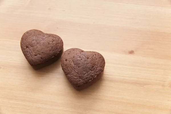 Schokoladenvalentinekuchen auf Holztisch (Herzform) — Stockfoto