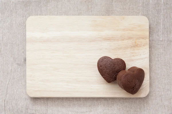 Schokoladenvalentinekuchen auf Holztisch (Herzform) — Stockfoto