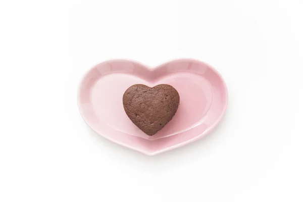 Bolo de chocolate Valentine em placa rosa (forma de coração ) — Fotografia de Stock