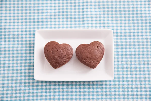 Schokoladenvalentinekuchen auf blauem Tuch (Herzform)) — Stockfoto