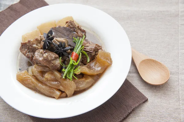 Cozinha chinesa, guisado de carne e tendão de carne — Fotografia de Stock