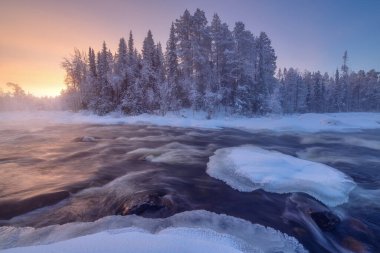 Buzsuz bir nehir ve soğuk bir kış sabahı buzla kaplı bir sahil.
