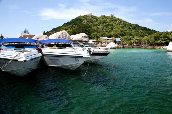 Boats brings tourists to the island of Koh Tao — Stock Photo, Image