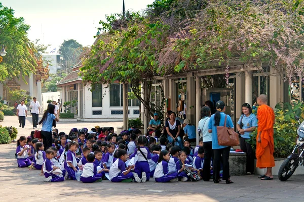 Kraliyet Sarayı nda okul çocuklarında Tur.