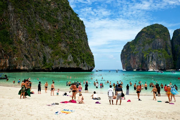 La playa en la isla Phi Phi . — Foto de Stock