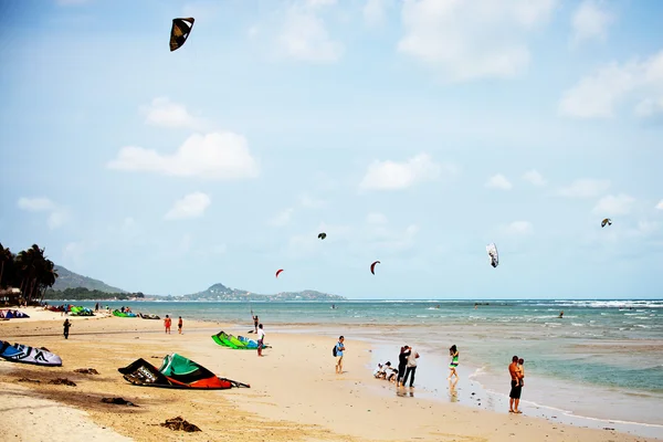 suyun içinde koh samui adasının lagün üzerinde hızlı hareket Rüzgar Sörfü. Tayland.