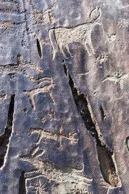 geyik avlar, kabartmalı taş görüntüsü.