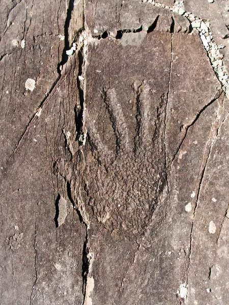Imagen de las manos grabadas en una piedra — Foto de Stock
