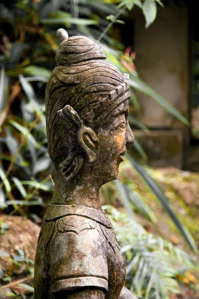 Escultura de un guerrero antiguo . — Foto de Stock