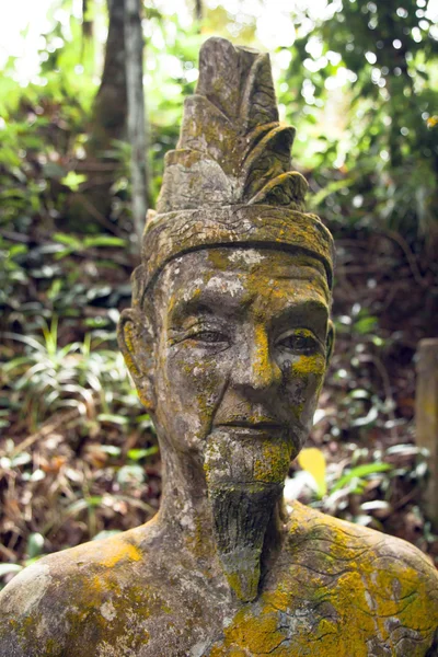 eski bir savaşçı heykeli.