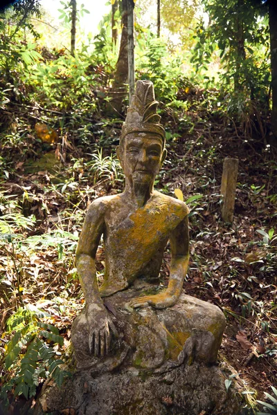 Escultura de un guerrero antiguo . —  Fotos de Stock