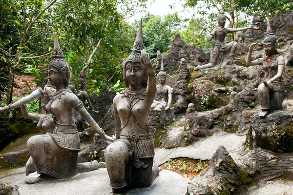 heykeller, dansçılar ve müzisyenler.