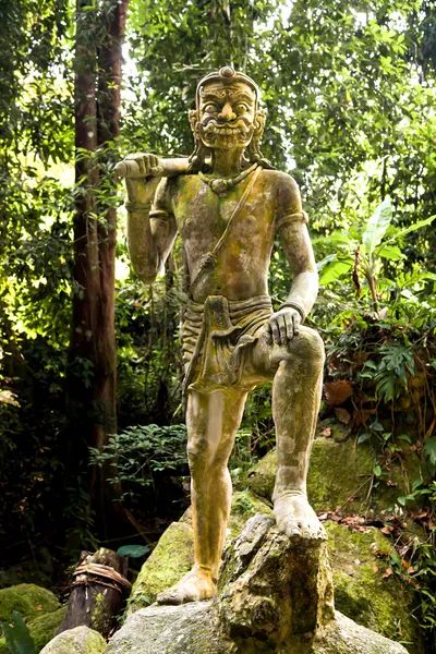 korkutucu taş heykelzomer mooie oranje achtergrond.