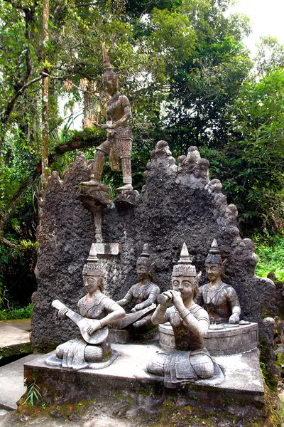 Sculptures of dancers and musicians. — Stock Photo, Image