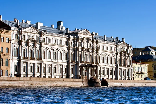 Uitzicht vanaf de rivier naar de architectuur van Sint-petersburg. — Stockfoto