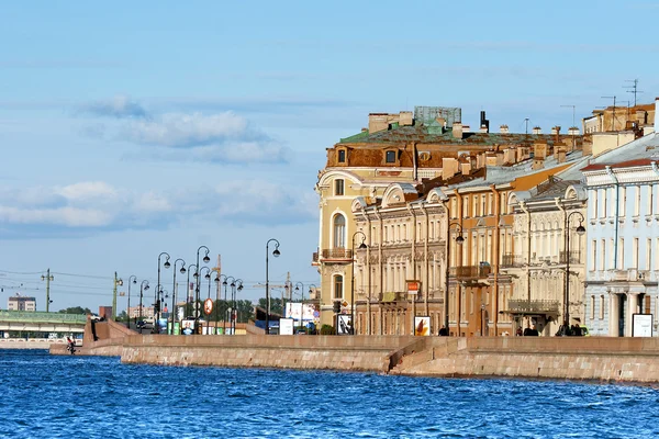 Uitzicht vanaf de rivier naar de architectuur van Sint-petersburg. — Stockfoto