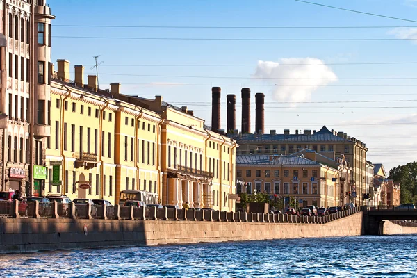 Uitzicht vanaf de rivier naar de architectuur van Sint-petersburg. — Stockfoto