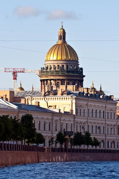 聖イサアク大聖堂。サンクトペテルブルクのアーキテクチャには川からの眺め. — ストック写真