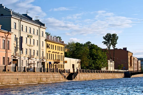 Uitzicht vanaf de rivier naar de architectuur van Sint-petersburg. — Stockfoto