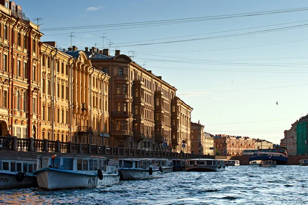 Vista desde el río a la arquitectura de San Petersburgo . — Foto de Stock