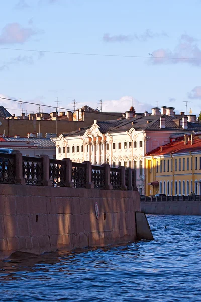 Vista desde el río a la arquitectura de San Petersburgo . — Foto de Stock