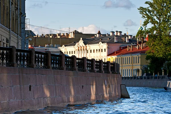 サンクトペテルブルクのアーキテクチャには川からの眺め. — ストック写真