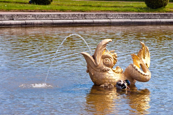 Socha. horní zahrady ve městě peterhof. — Stock fotografie