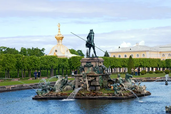 Peterhof üst bahçeler. Neptün Çeşmesi. — Stok fotoğraf