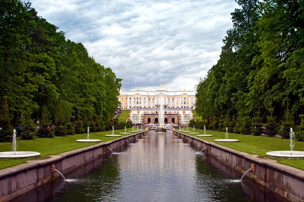 Peterhof, Wielka kaskada i kanału morza. — Zdjęcie stockowe