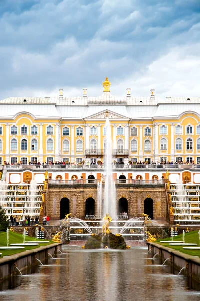 Peterhof, la Grande Cascata e il Canale del Mare . — Foto Stock